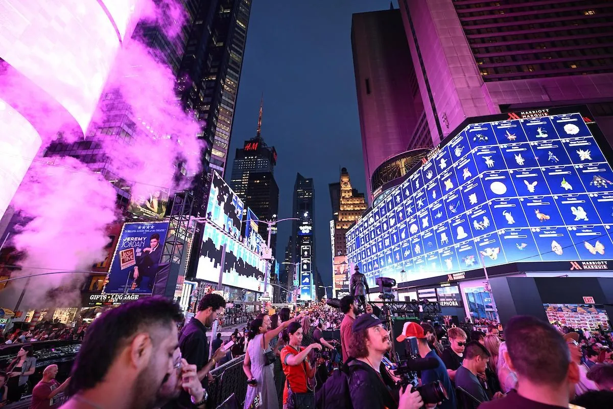 Pokémon Go воплотила свою первоначальную мечту: 2000 игроков поймали Mewtwo в Times Square